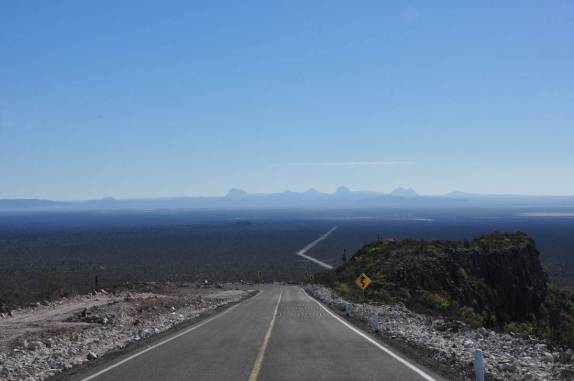 Vista da imensa planície desértica, subindo a Sierra de San Francisco, no deserto Vizcaino, na Baja California - México